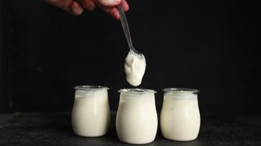 Skyr beyaz yoğurt aperatifi taze lezzetli gurme yemek arka planda masa rustik gıda fotokopi uzay keto ve paleo diyet vejetaryen gıda