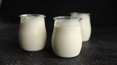 Skyr beyaz yoğurt aperatifi taze lezzetli gurme yemek arka planda masa rustik gıda fotokopi uzay keto ve paleo diyet vejetaryen gıda