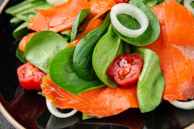 Somon salatası taze deniz ürünleri iştah açıcı sebzeler taze lezzetli gurme yemekleri masa rustik yemek üst görünüm fotokopi alanı keto ve paleo diyet vejetaryen diyeti pesseeter diyet