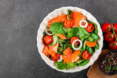 Somon salatası taze deniz ürünleri iştah açıcı sebzeler taze lezzetli gurme yemekleri masa rustik yemek üst görünüm fotokopi alanı keto ve paleo diyet vejetaryen diyeti pesseeter diyet