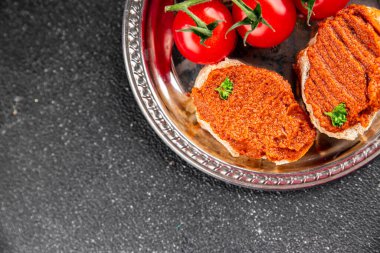 Biber ezmesi, kırmızı biber sosu kızartılmış sebze, sebze aperatif sebzeler sofra rasında taze gurme yemek arka planı üst kattaki yemek fotokopi alanı keto ve paleo diyet vejetaryen ve vejetaryen yemekleri.