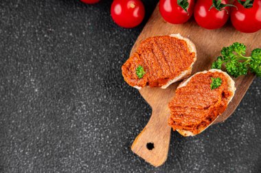 Biber ezmesi, kırmızı biber sosu kızartılmış sebze, sebze aperatif sebzeler sofra rasında taze gurme yemek arka planı üst kattaki yemek fotokopi alanı keto ve paleo diyet vejetaryen ve vejetaryen yemekleri.