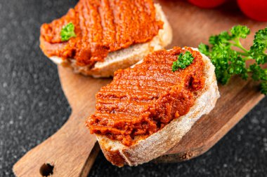 Biber ezmesi, kırmızı biber sosu kızartılmış sebze, sebze aperatif sebzeler sofra rasında taze gurme yemek arka planı üst kattaki yemek fotokopi alanı keto ve paleo diyet vejetaryen ve vejetaryen yemekleri.