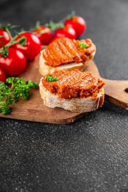 Biber ezmesi, kırmızı biber sosu kızartılmış sebze, sebze aperatif sebzeler sofra rasında taze gurme yemek arka planı üst kattaki yemek fotokopi alanı keto ve paleo diyet vejetaryen ve vejetaryen yemekleri.