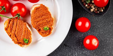 Biber ezmesi, kırmızı biber sosu kızartılmış sebze, sebze aperatif sebzeler sofra rasında taze gurme yemek arka planı üst kattaki yemek fotokopi alanı keto ve paleo diyet vejetaryen ve vejetaryen yemekleri.