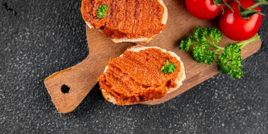 Biber ezmesi, kırmızı biber sosu kızartılmış sebze, sebze aperatif sebzeler sofra rasında taze gurme yemek arka planı üst kattaki yemek fotokopi alanı keto ve paleo diyet vejetaryen ve vejetaryen yemekleri.