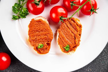 Biber ezmesi, kırmızı biber sosu kızartılmış sebze, sebze aperatif sebzeler sofra rasında taze gurme yemek arka planı üst kattaki yemek fotokopi alanı keto ve paleo diyet vejetaryen ve vejetaryen yemekleri.