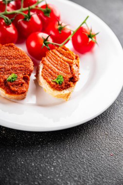 Biber ezmesi, kırmızı biber sosu kızartılmış sebze, sebze aperatif sebzeler sofra rasında taze gurme yemek arka planı üst kattaki yemek fotokopi alanı keto ve paleo diyet vejetaryen ve vejetaryen yemekleri.