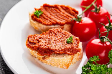 Biber ezmesi, kırmızı biber sosu kızartılmış sebze, sebze aperatif sebzeler sofra rasında taze gurme yemek arka planı üst kattaki yemek fotokopi alanı keto ve paleo diyet vejetaryen ve vejetaryen yemekleri.