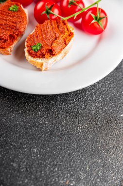 Biber ezmesi, kırmızı biber sosu kızartılmış sebze, sebze aperatif sebzeler sofra rasında taze gurme yemek arka planı üst kattaki yemek fotokopi alanı keto ve paleo diyet vejetaryen ve vejetaryen yemekleri.