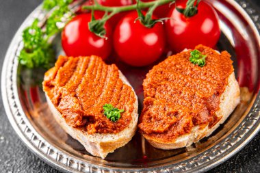 Biber ezmesi, kırmızı biber sosu kızartılmış sebze, sebze aperatif sebzeler sofra rasında taze gurme yemek arka planı üst kattaki yemek fotokopi alanı keto ve paleo diyet vejetaryen ve vejetaryen yemekleri.