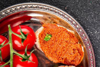 Biber ezmesi, kırmızı biber sosu kızartılmış sebze, sebze aperatif sebzeler sofra rasında taze gurme yemek arka planı üst kattaki yemek fotokopi alanı keto ve paleo diyet vejetaryen ve vejetaryen yemekleri.