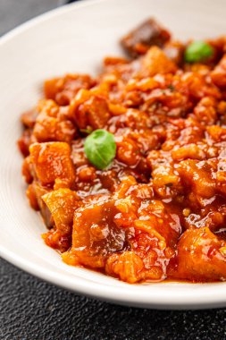 Patlıcan güveci sebze salatası lezzetli lezzetli gurme yemek geçmişi masa rustik yemekler fotokopi alanı keto ve paleo diyet vejetaryen ve vejetaryen yemekleri