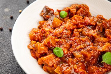 Patlıcan güveci sebze salatası lezzetli lezzetli gurme yemek geçmişi masa rustik yemekler fotokopi alanı keto ve paleo diyet vejetaryen ve vejetaryen yemekleri