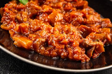 Patlıcan güveci sebze salatası lezzetli lezzetli gurme yemek geçmişi masa rustik yemekler fotokopi alanı keto ve paleo diyet vejetaryen ve vejetaryen yemekleri