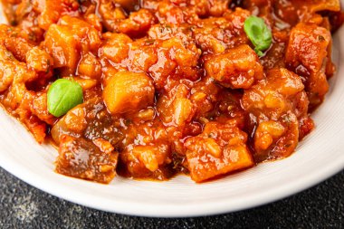 Patlıcan güveci sebze salatası lezzetli lezzetli gurme yemek geçmişi masa rustik yemekler fotokopi alanı keto ve paleo diyet vejetaryen ve vejetaryen yemekleri