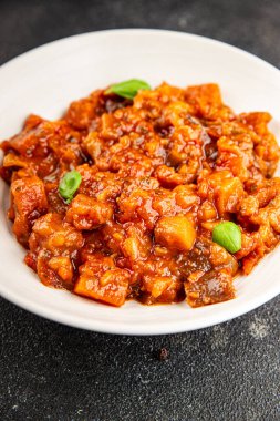 Patlıcan güveci sebze salatası lezzetli lezzetli gurme yemek geçmişi masa rustik yemekler fotokopi alanı keto ve paleo diyet vejetaryen ve vejetaryen yemekleri