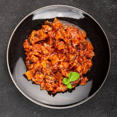 Patlıcan güveci sebze salatası lezzetli lezzetli gurme yemek geçmişi masa rustik yemekler fotokopi alanı keto ve paleo diyet vejetaryen ve vejetaryen yemekleri