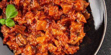 Patlıcan güveci sebze salatası lezzetli lezzetli gurme yemek geçmişi masa rustik yemekler fotokopi alanı keto ve paleo diyet vejetaryen ve vejetaryen yemekleri