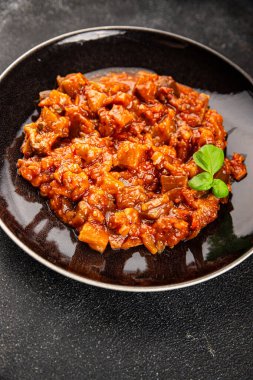 Patlıcan güveci sebze salatası lezzetli lezzetli gurme yemek geçmişi masa rustik yemekler fotokopi alanı keto ve paleo diyet vejetaryen ve vejetaryen yemekleri