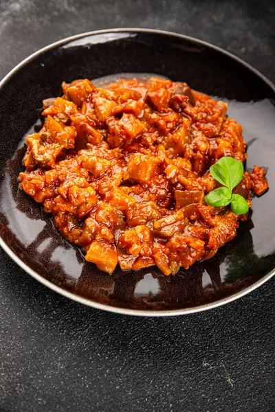 Patlıcan güveci sebze salatası lezzetli lezzetli gurme yemek geçmişi masa rustik yemekler fotokopi alanı keto ve paleo diyet vejetaryen ve vejetaryen yemekleri