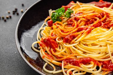 Spagetti bolonez makarna sosu lezzetli lezzetli lezzetli gurme yemek arka plan masa kırsal yemek üst görünüm fotokopi alanı