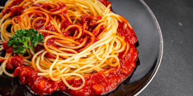 Spagetti bolonez makarna sosu lezzetli lezzetli lezzetli gurme yemek arka plan masa kırsal yemek üst görünüm fotokopi alanı