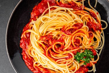 Spagetti bolonez makarna sosu lezzetli lezzetli lezzetli gurme yemek arka plan masa kırsal yemek üst görünüm fotokopi alanı