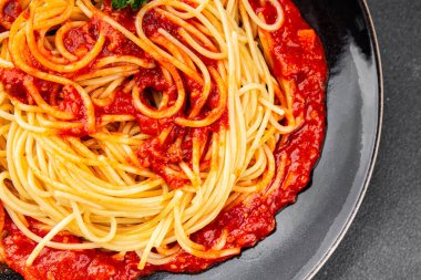 Spagetti bolonez makarna sosu lezzetli lezzetli lezzetli gurme yemek arka plan masa kırsal yemek üst görünüm fotokopi alanı