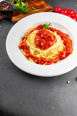 Spagetti bolonez makarna sosu lezzetli lezzetli lezzetli gurme yemek arka plan masa kırsal yemek üst görünüm fotokopi alanı