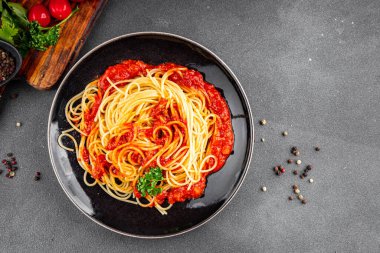 Spagetti bolonez makarna sosu lezzetli lezzetli lezzetli gurme yemek arka plan masa kırsal yemek üst görünüm fotokopi alanı