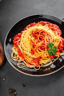 Spagetti bolonez makarna sosu lezzetli lezzetli lezzetli gurme yemek arka plan masa kırsal yemek üst görünüm fotokopi alanı