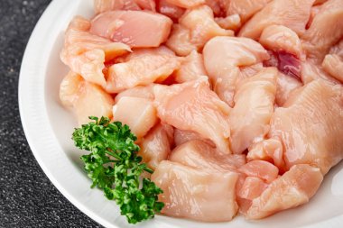 Tavuk, çiğ et, kümes hayvanları lezzetli lezzetli lezzetli gurme yemek arkaplanı, masa rustik gıdalar, fotokopi alanı ve paleo diyeti.