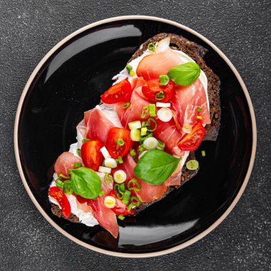 Jambon, domates, yeşillik taze lezzetli gurme yemek arkaplanı masa kırsal yiyeceklerin üst görünümü fotokopi alanı.