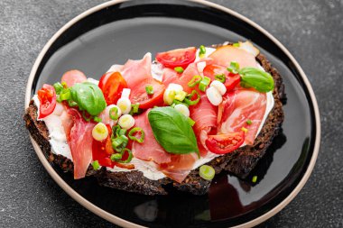 Jambon, domates, yeşillik taze lezzetli gurme yemek arkaplanı masa kırsal yiyeceklerin üst görünümü fotokopi alanı.