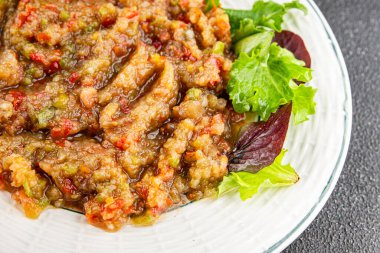Patlıcan soslu patlıcan salatası Baba ganoush patlıcan, domates, soğan kabuğu taze gurme yemek arkaplan masa rustik gıda üst görünüm fotokopi alanı keto ve paleo diyet vejetaryen ve vejetaryen gıda
