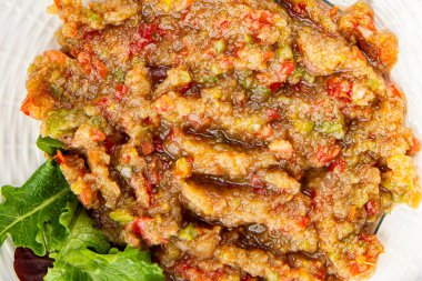 Patlıcan soslu patlıcan salatası Baba ganoush patlıcan, domates, soğan kabuğu taze gurme yemek arkaplan masa rustik gıda üst görünüm fotokopi alanı keto ve paleo diyet vejetaryen ve vejetaryen gıda