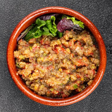 Patlıcan soslu patlıcan salatası Baba ganoush patlıcan, domates, soğan kabuğu taze gurme yemek arkaplan masa rustik gıda üst görünüm fotokopi alanı keto ve paleo diyet vejetaryen ve vejetaryen gıda