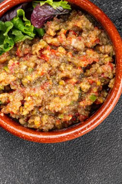 Patlıcan soslu patlıcan salatası Baba ganoush patlıcan, domates, soğan kabuğu taze gurme yemek arkaplan masa rustik gıda üst görünüm fotokopi alanı keto ve paleo diyet vejetaryen ve vejetaryen gıda