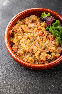 Patlıcan soslu patlıcan salatası Baba ganoush patlıcan, domates, soğan kabuğu taze gurme yemek arkaplan masa rustik gıda üst görünüm fotokopi alanı keto ve paleo diyet vejetaryen ve vejetaryen gıda