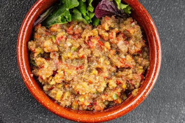 Patlıcan soslu patlıcan salatası Baba ganoush patlıcan, domates, soğan kabuğu taze gurme yemek arkaplan masa rustik gıda üst görünüm fotokopi alanı keto ve paleo diyet vejetaryen ve vejetaryen gıda