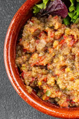 Patlıcan soslu patlıcan salatası Baba ganoush patlıcan, domates, soğan kabuğu taze gurme yemek arkaplan masa rustik gıda üst görünüm fotokopi alanı keto ve paleo diyet vejetaryen ve vejetaryen gıda