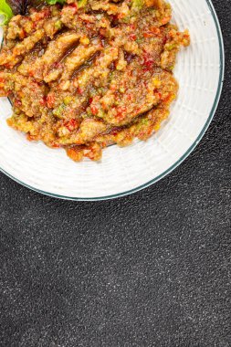 Patlıcan soslu patlıcan salatası Baba ganoush patlıcan, domates, soğan kabuğu taze gurme yemek arkaplan masa rustik gıda üst görünüm fotokopi alanı keto ve paleo diyet vejetaryen ve vejetaryen gıda