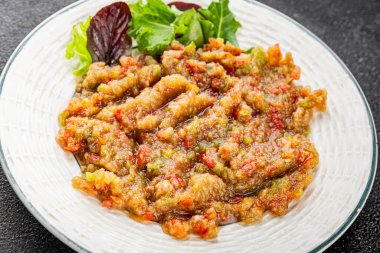 Patlıcan soslu patlıcan salatası Baba ganoush patlıcan, domates, soğan kabuğu taze gurme yemek arkaplan masa rustik gıda üst görünüm fotokopi alanı keto ve paleo diyet vejetaryen ve vejetaryen gıda