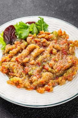 Patlıcan soslu patlıcan salatası Baba ganoush patlıcan, domates, soğan kabuğu taze gurme yemek arkaplan masa rustik gıda üst görünüm fotokopi alanı keto ve paleo diyet vejetaryen ve vejetaryen gıda