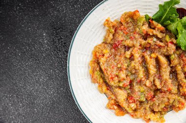 Patlıcan soslu patlıcan salatası Baba ganoush patlıcan, domates, soğan kabuğu taze gurme yemek arkaplan masa rustik gıda üst görünüm fotokopi alanı keto ve paleo diyet vejetaryen ve vejetaryen gıda