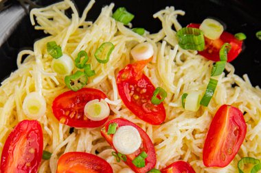 Domatesli makarna vermicelli sebzeler sofrada taze gurme yemek arkaplanı rustik yiyecekler üst manzara fotokopi alanı