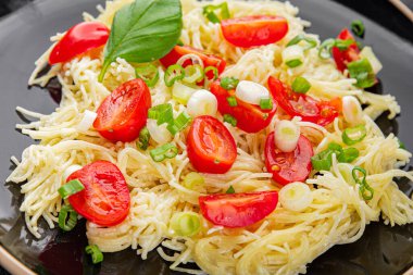 Domatesli makarna vermicelli sebzeler sofrada taze gurme yemek arkaplanı rustik yiyecekler üst manzara fotokopi alanı