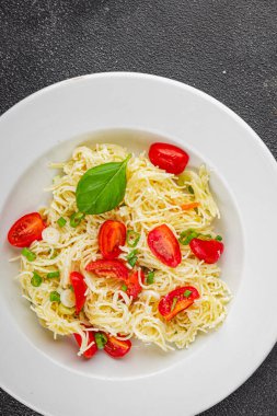 Domatesli makarna vermicelli sebzeler sofrada taze gurme yemek arkaplanı rustik yiyecekler üst manzara fotokopi alanı