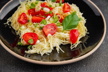 Domatesli makarna vermicelli sebzeler sofrada taze gurme yemek arkaplanı rustik yiyecekler üst manzara fotokopi alanı